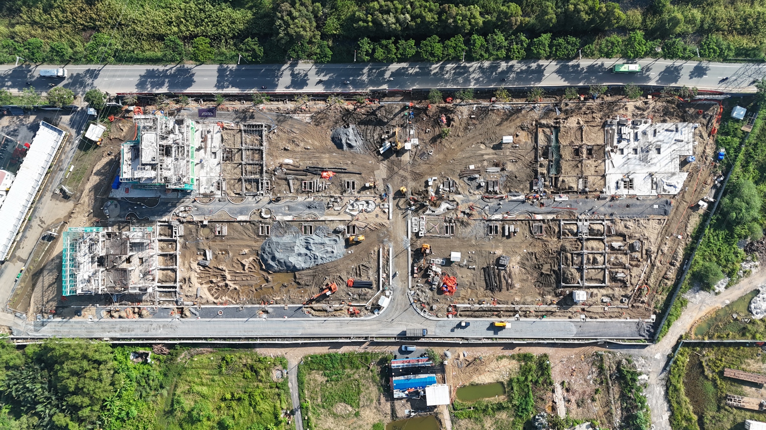 Slider Overall construction view. Roads N2 and D7 are under construction.